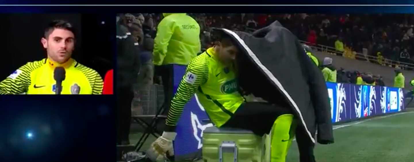 Goleiro do Les Herbiers vê defesas de Buffon no tablet Goleiro do Les Herbiers vê defesas de Buffon no tablet
