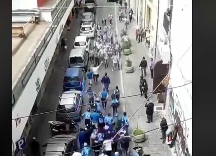 Torcedores de Napoli e Juventus se abraçam Torcedores de Napoli e Juventus se abraçam