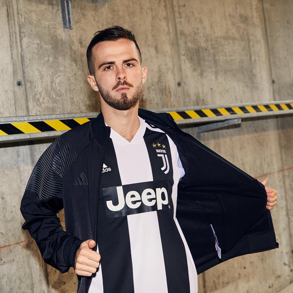 Pjanic com a camisa da Juventus 2018-2019