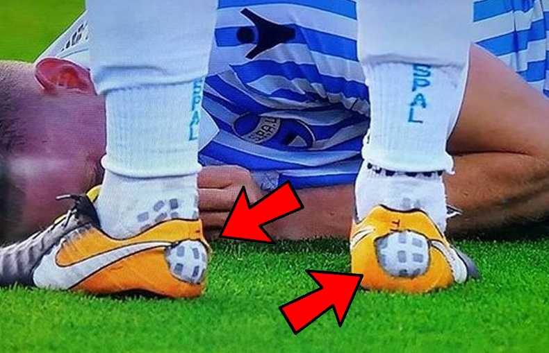 Por que os jogadores cortam as chuteiras e meiões Por que os jogadores cortam as chuteiras e meiões