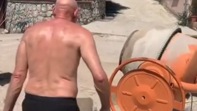 Jogadores reclamam de calor e campeão mundial de 82 convida para carregarem cimento Jogadores reclamam de calor e campeão mundial de 82 convida para carregarem cimento